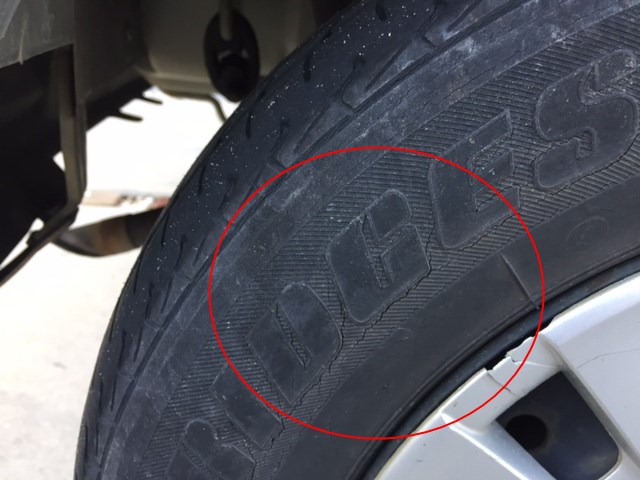 タイヤのひび割れって大丈夫 どれくらいならセーフか見比べてみた くるまいこドットコム